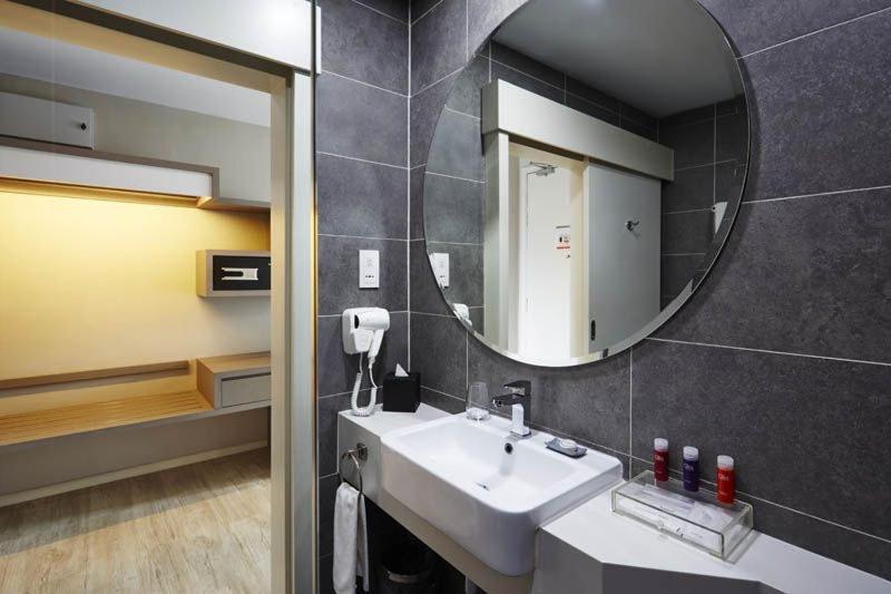 Q Damansara By Trillionz Hotel Петалинг Джая Екстериор снимка
